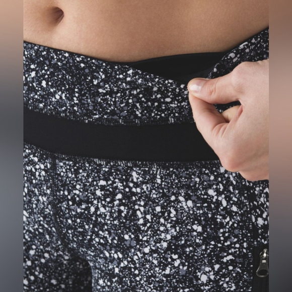 🤩 LULULEMON Inspire Tight II
Splatter White Black / Black - Picture 4 of 8